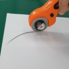 Máy cắt cán tròn Máy cắt vải cắt giấy dao cán thủng dao cắt quay máy cắt đường liền nét