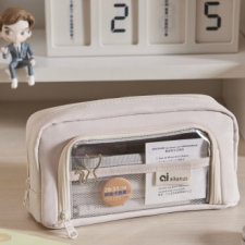 Một bàn chải trang trí màu kem được cung cấp. Hộp đựng bút chì trong suốt có dung lượng lớn.