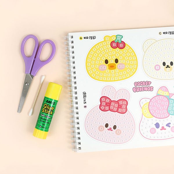 Những người bạn nhỏ Pinkfoot làm tranh thêu chữ thập bằng giấy