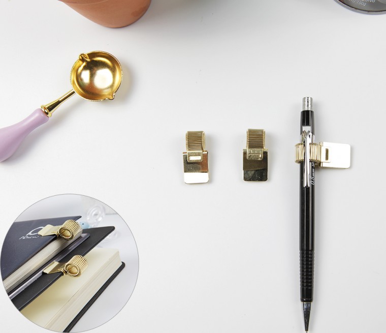 Sổ nhật ký ghi chú giá đựng bút bi vàng nhỏ 1P