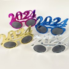 Tiệc sinh nhật năm mới kính râm 2024